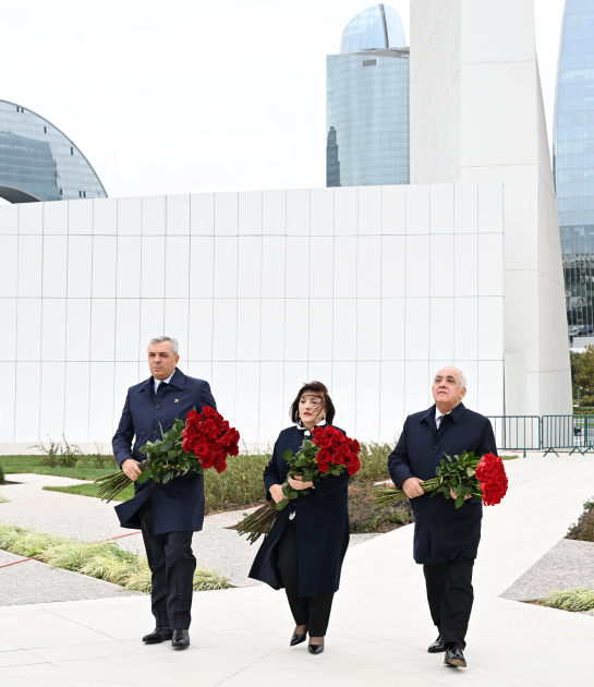 Dövlət və hökumət rəsmiləri Zəfər parkını ziyarət ediblər (FOTO/VİDEO)
