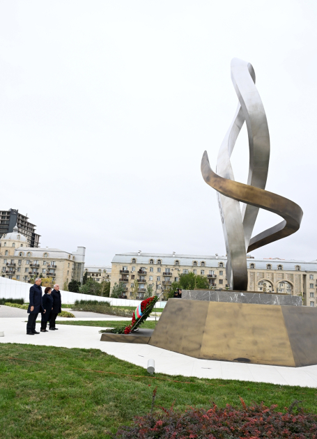 Dövlət və hökumət rəsmiləri Zəfər parkını ziyarət ediblər (FOTO/VİDEO)