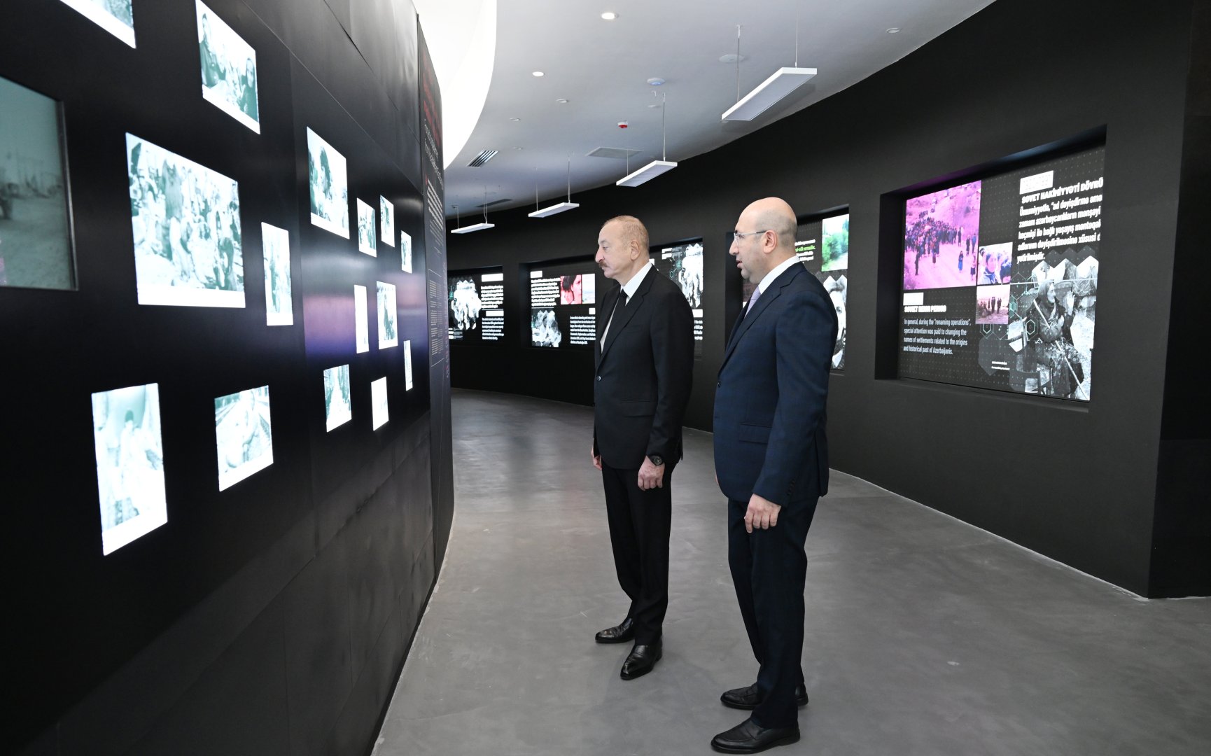 Prezident İlham Əliyev Anım Günü ilə əlaqədar Vətən müharibəsi şəhidlərinin xatirəsini bir dəqiqəlik sükutla yad edib (FOTO)