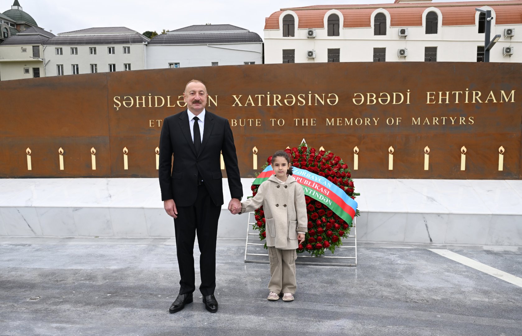 Prezident İlham Əliyev Anım Günü ilə əlaqədar Vətən müharibəsi şəhidlərinin xatirəsini bir dəqiqəlik sükutla yad edib (FOTO)