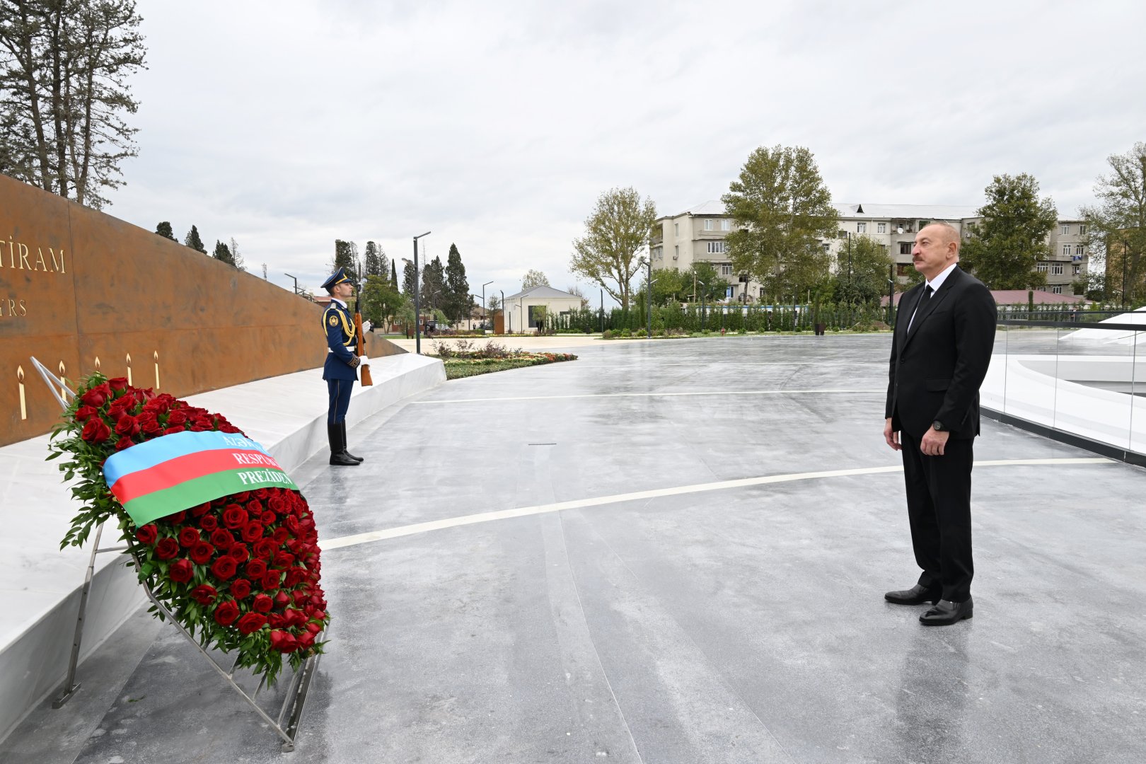 Prezident İlham Əliyev Anım Günü ilə əlaqədar Vətən müharibəsi şəhidlərinin xatirəsini bir dəqiqəlik sükutla yad edib (FOTO)