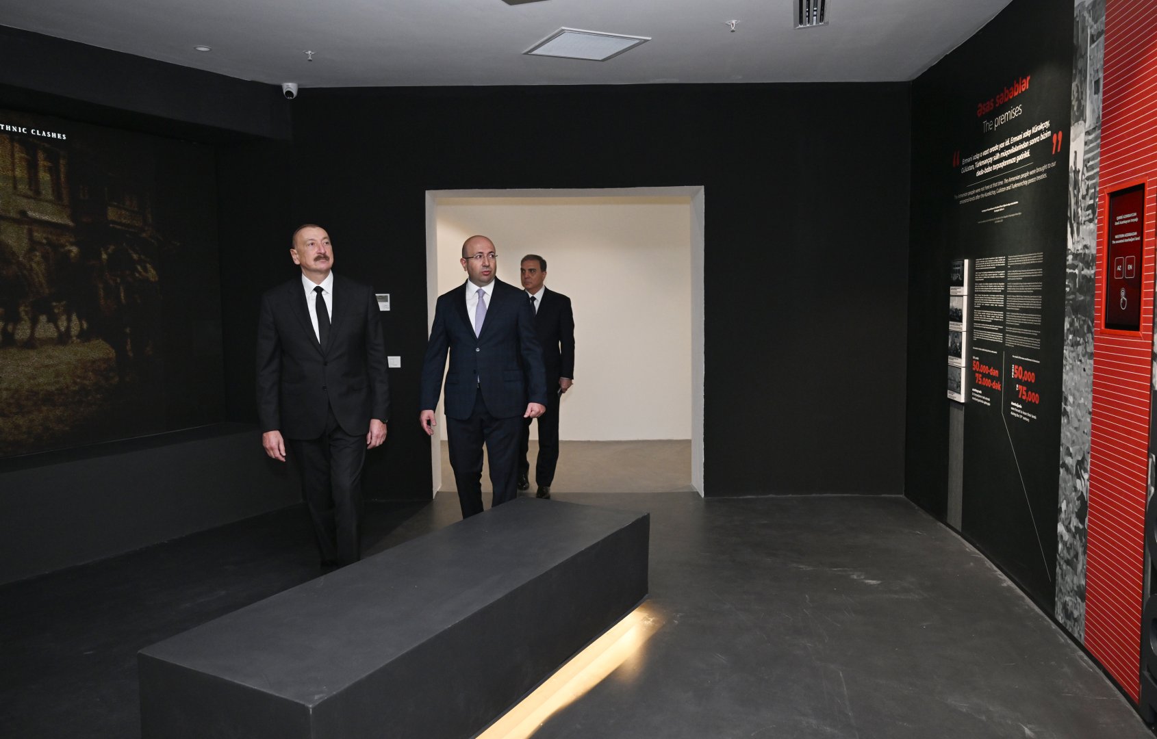 Prezident İlham Əliyev Anım Günü ilə əlaqədar Vətən müharibəsi şəhidlərinin xatirəsini bir dəqiqəlik sükutla yad edib (FOTO)