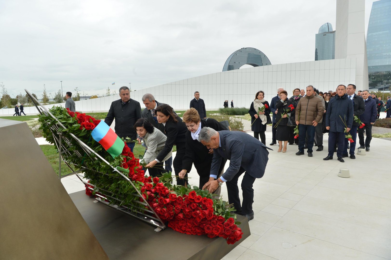 Milli Məclisin kollektivi Zəfər parkını ziyarət edib (FOTO)