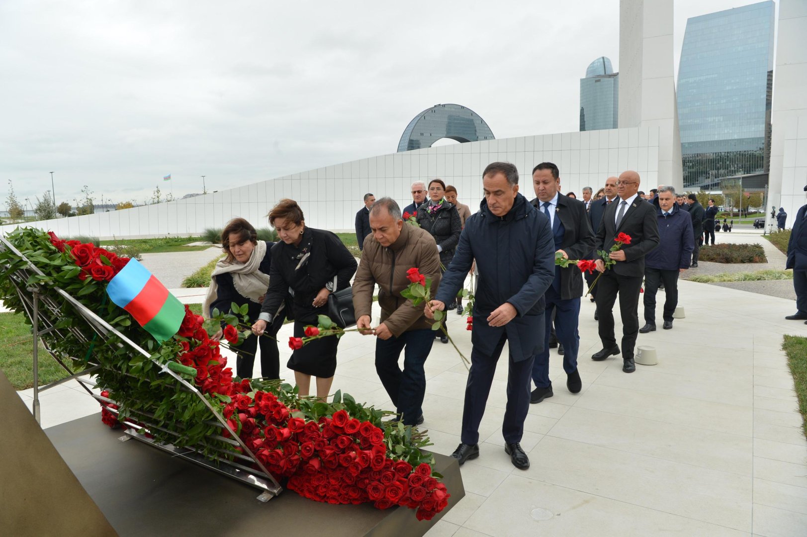 Milli Məclisin kollektivi Zəfər parkını ziyarət edib (FOTO)