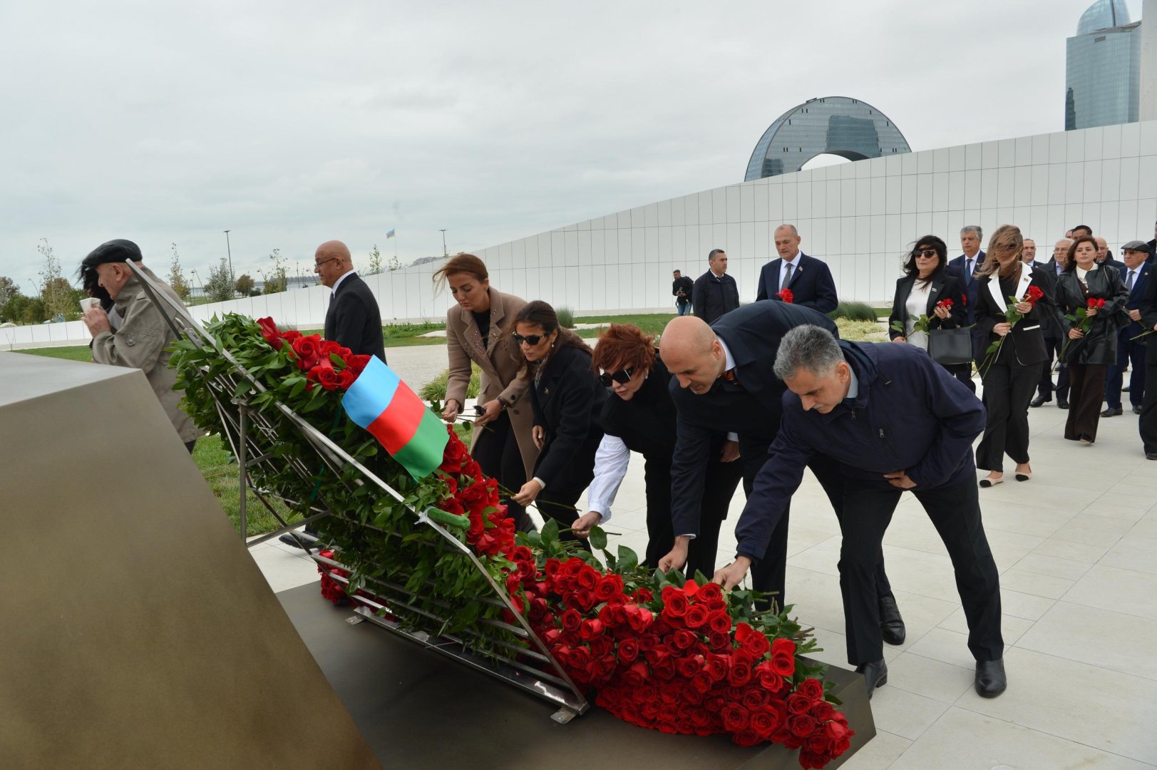 Milli Məclisin kollektivi Zəfər parkını ziyarət edib (FOTO)