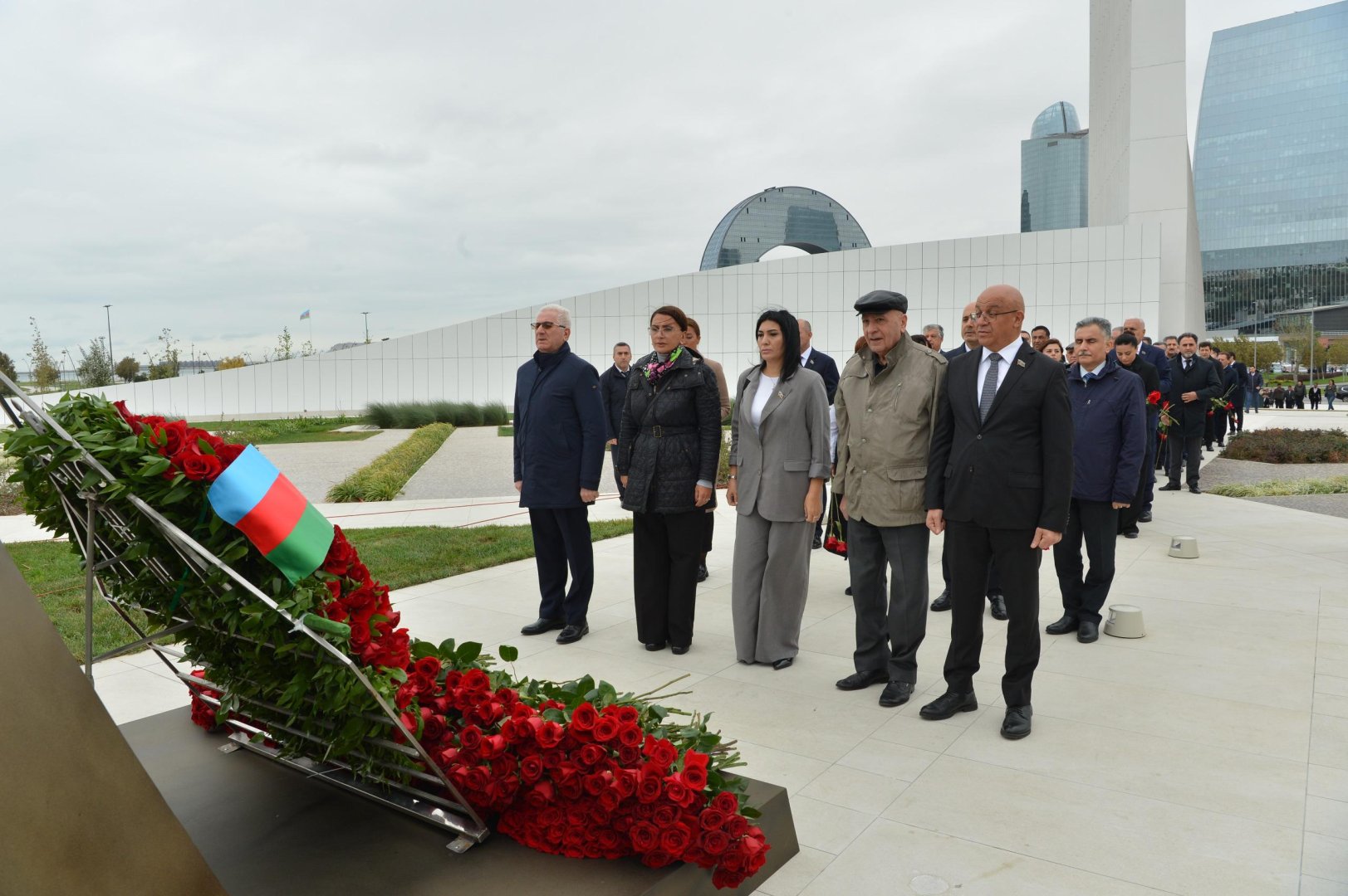 Milli Məclisin kollektivi Zəfər parkını ziyarət edib (FOTO)