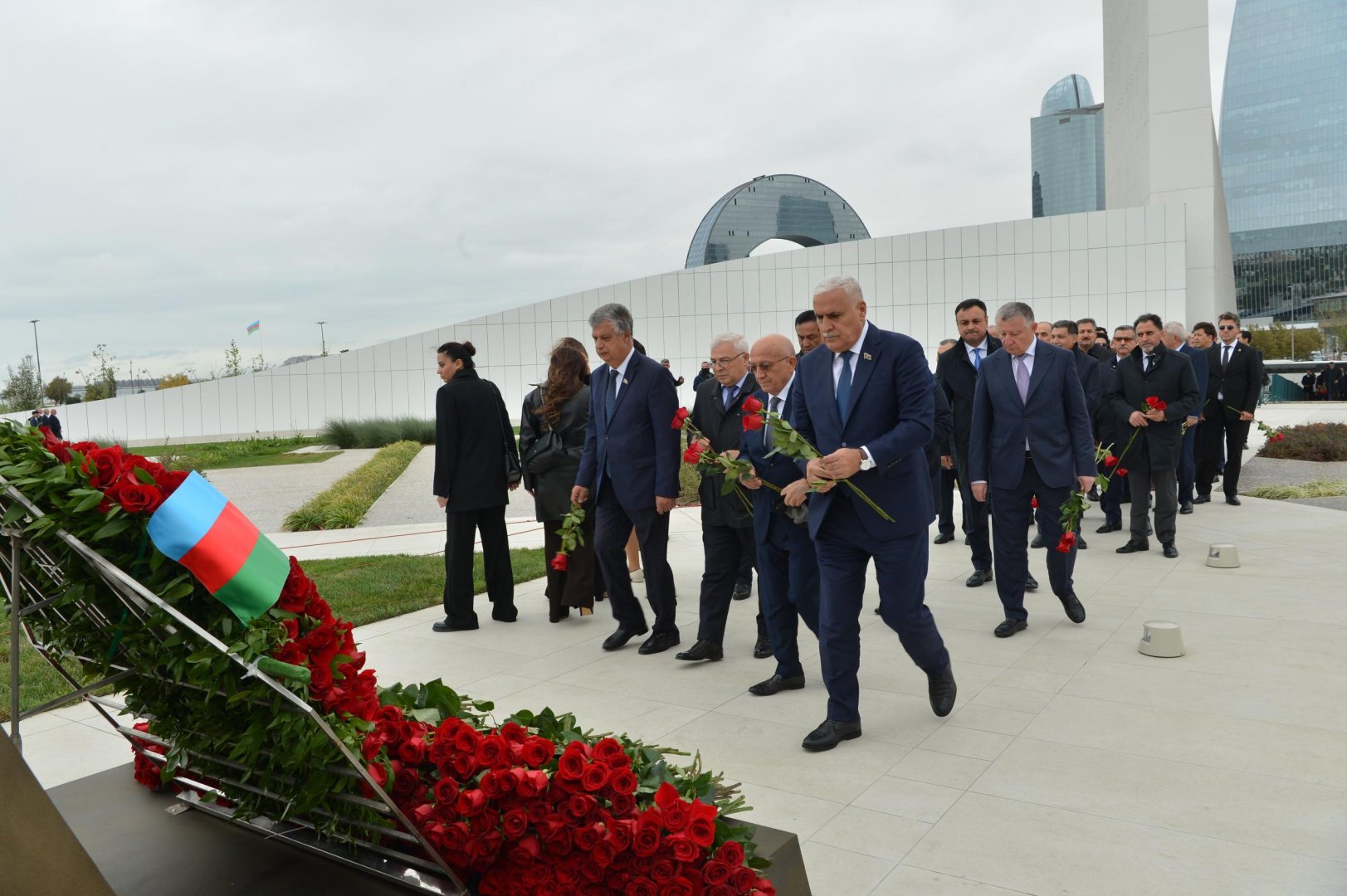 Milli Məclisin kollektivi Zəfər parkını ziyarət edib (FOTO)