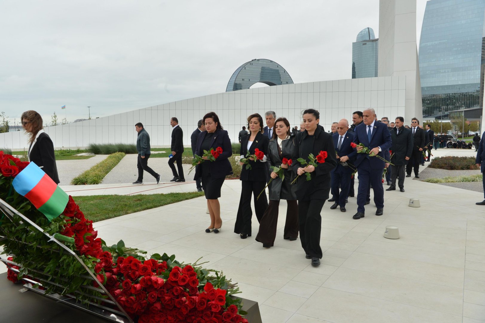 Milli Məclisin kollektivi Zəfər parkını ziyarət edib (FOTO)