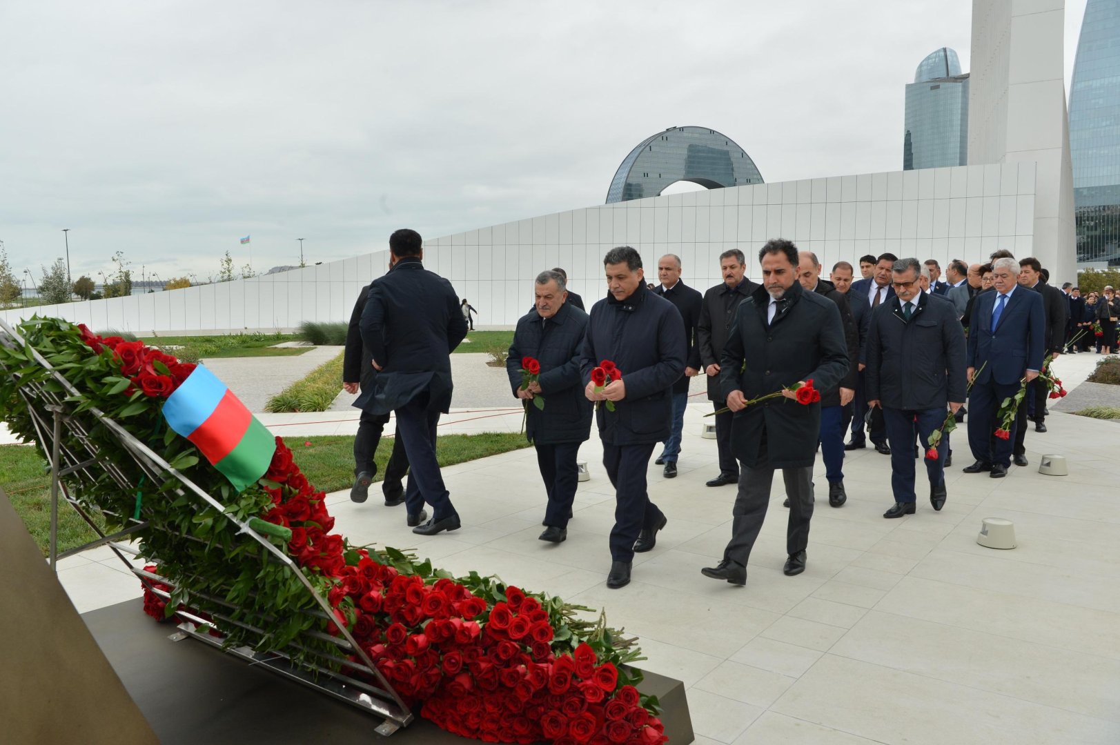 Milli Məclisin kollektivi Zəfər parkını ziyarət edib (FOTO)