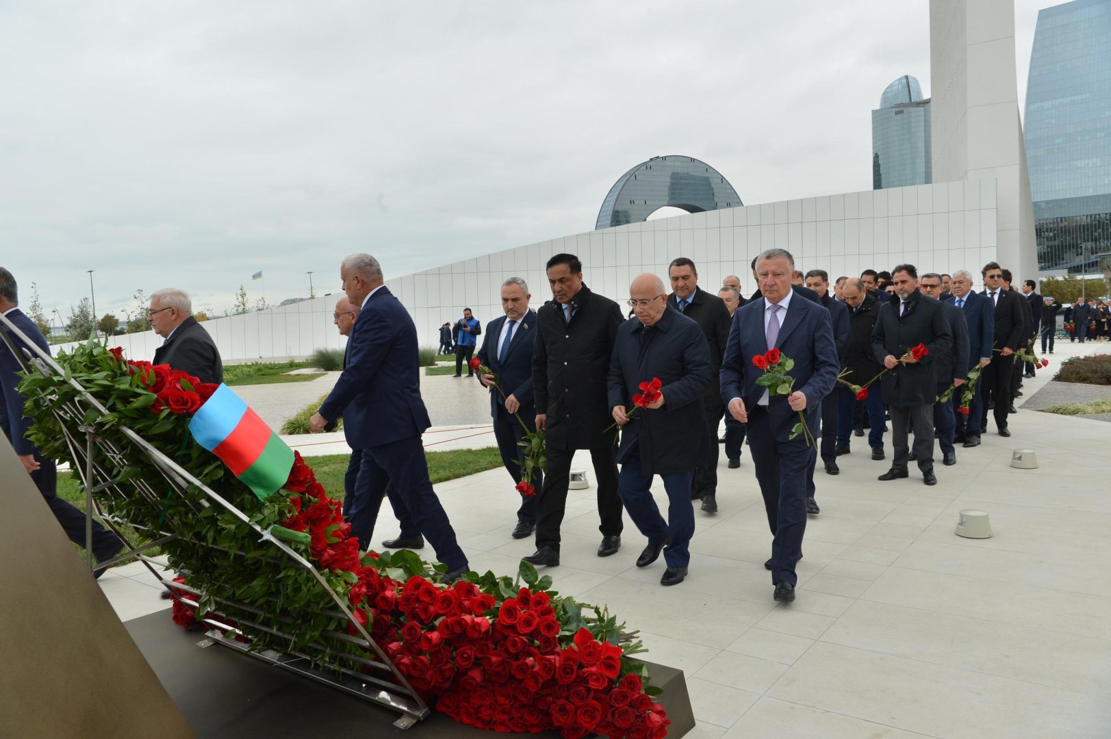 Milli Məclisin kollektivi Zəfər parkını ziyarət edib (FOTO)