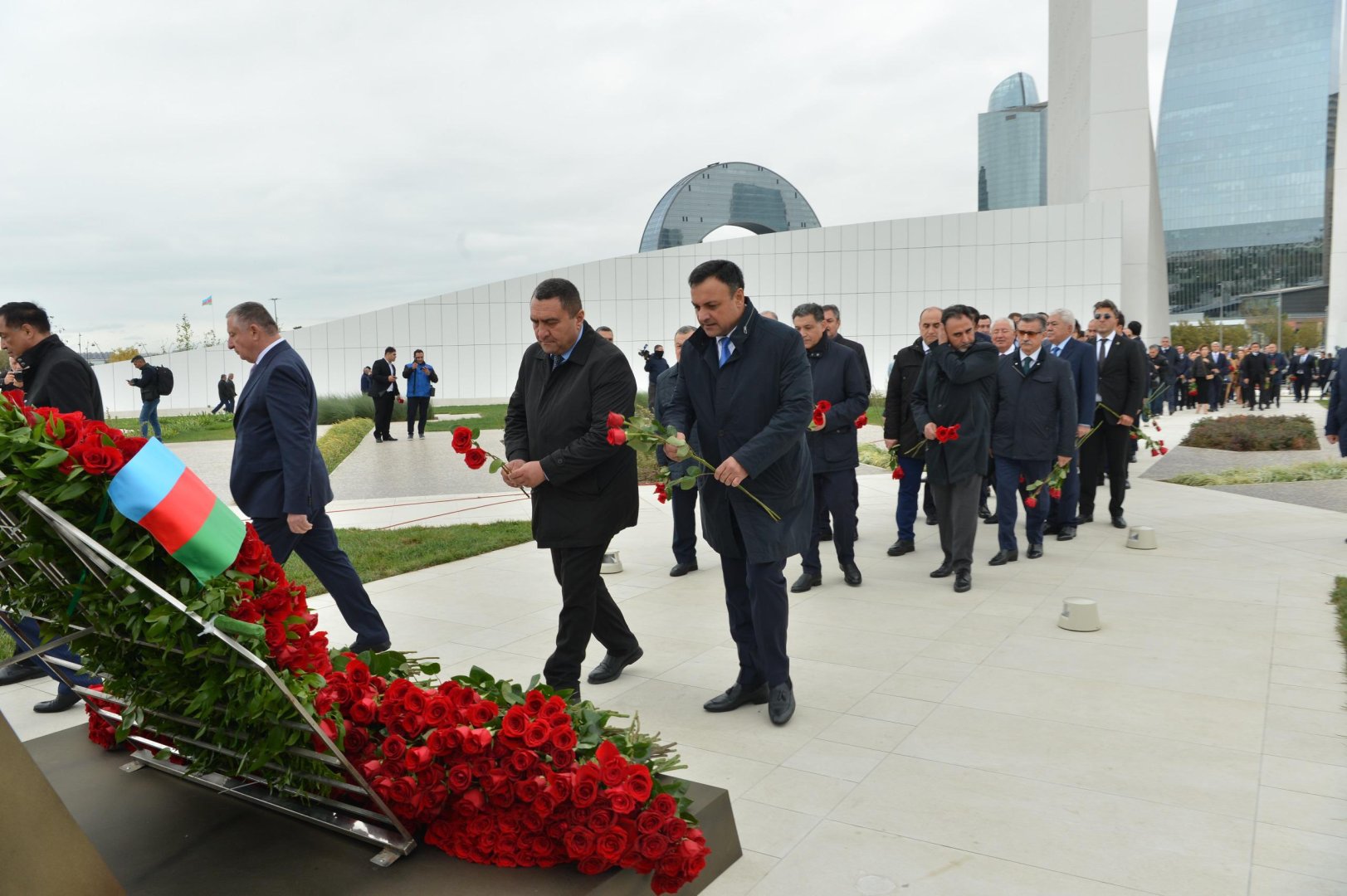 Milli Məclisin kollektivi Zəfər parkını ziyarət edib (FOTO)