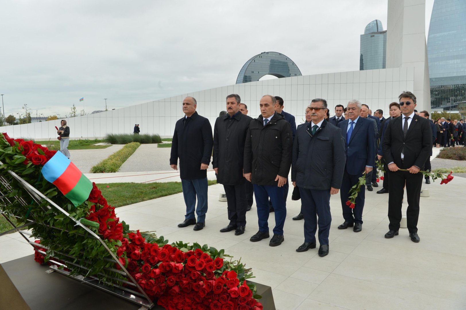 Milli Məclisin kollektivi Zəfər parkını ziyarət edib (FOTO)