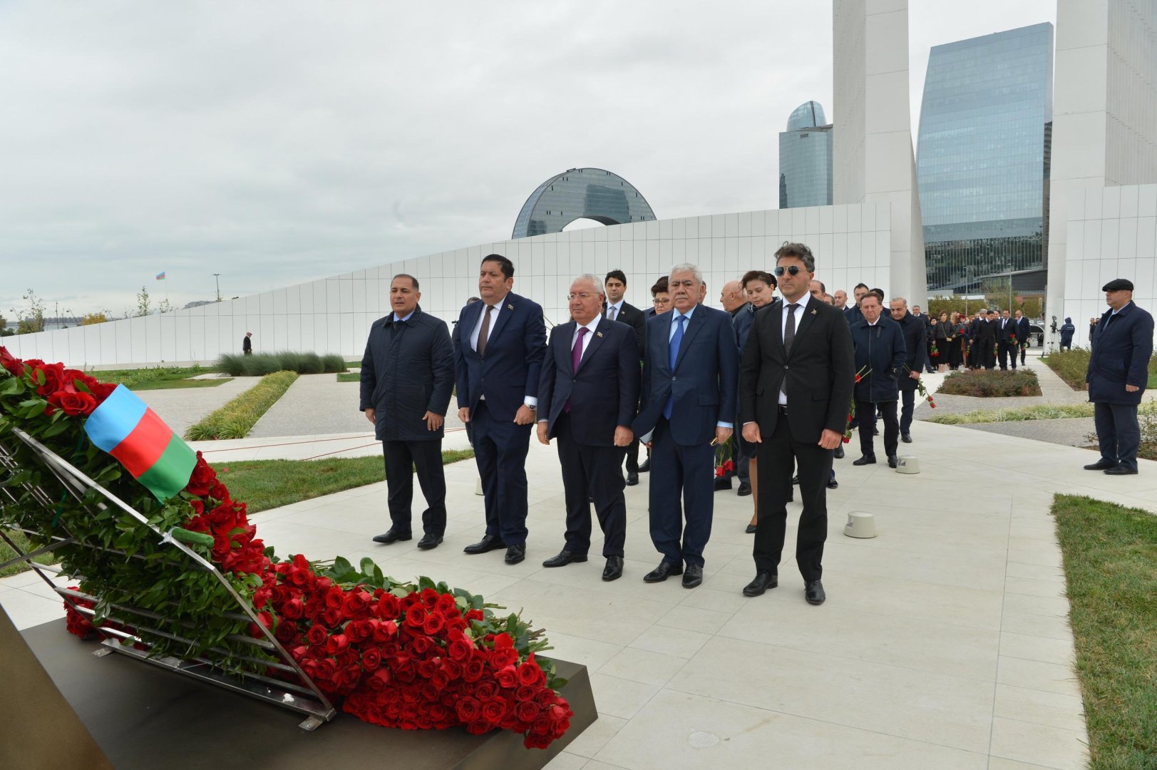 Milli Məclisin kollektivi Zəfər parkını ziyarət edib (FOTO)