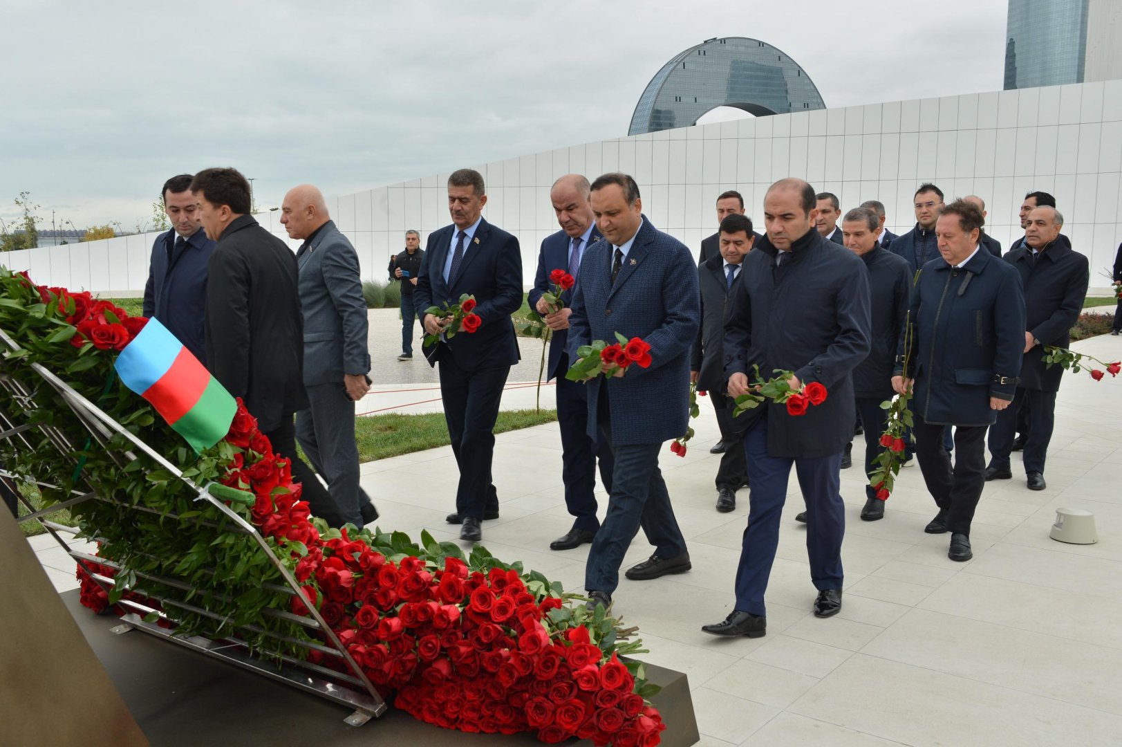 Milli Məclisin kollektivi Zəfər parkını ziyarət edib (FOTO)