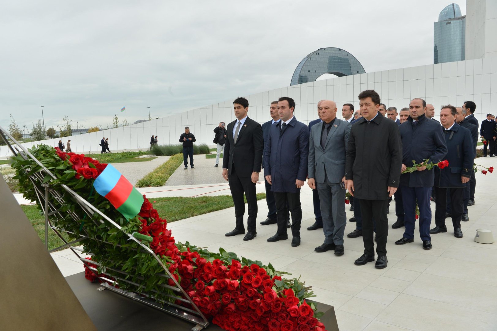 Milli Məclisin kollektivi Zəfər parkını ziyarət edib (FOTO)