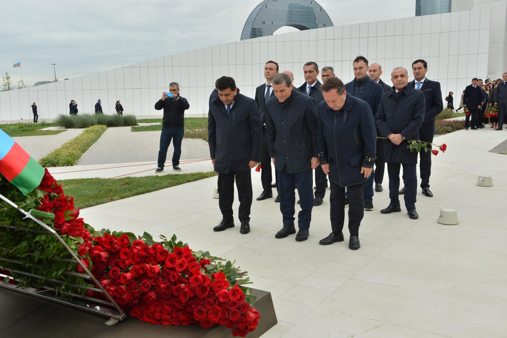 Milli Məclisin kollektivi Zəfər parkını ziyarət edib (FOTO)