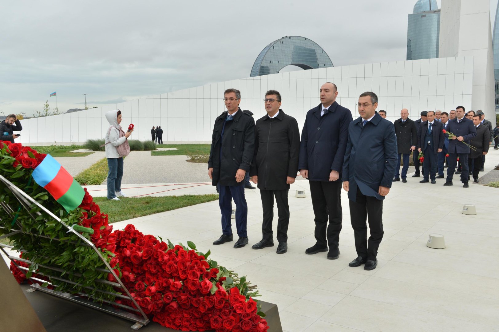 Milli Məclisin kollektivi Zəfər parkını ziyarət edib (FOTO)