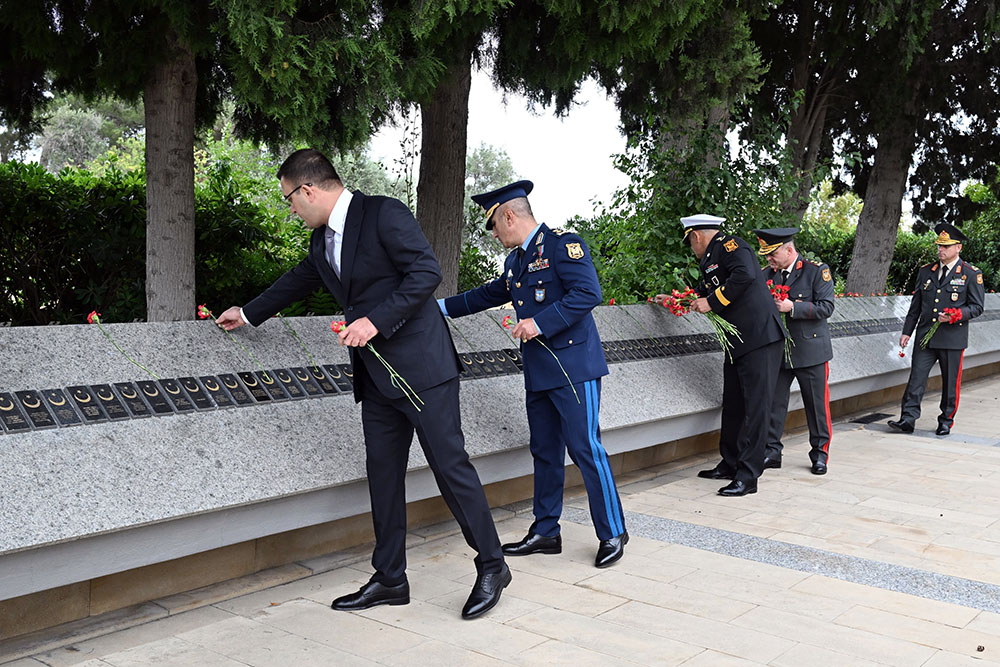 Müdafiə Nazirliyinin kollektivi şəhidlərin xatirəsini yad edib (FOTO)