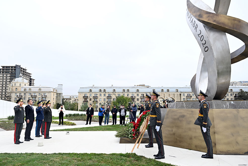 Müdafiə Nazirliyinin kollektivi şəhidlərin xatirəsini yad edib (FOTO)