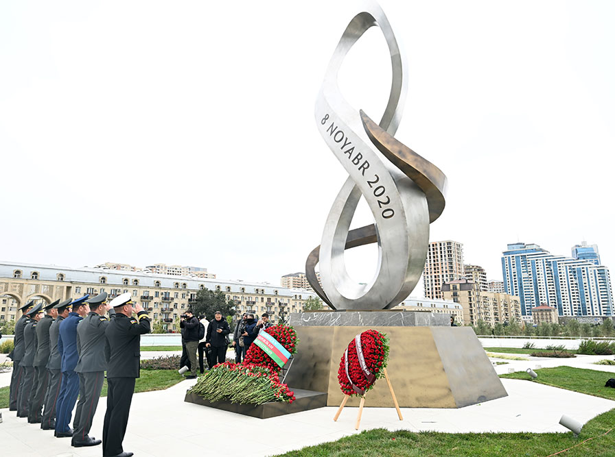 Müdafiə Nazirliyinin kollektivi şəhidlərin xatirəsini yad edib (FOTO)