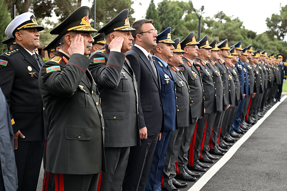Müdafiə Nazirliyinin kollektivi şəhidlərin xatirəsini yad edib (FOTO)