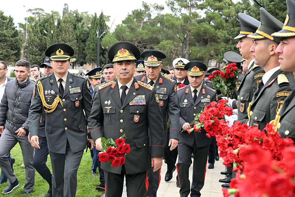 Müdafiə Nazirliyinin kollektivi şəhidlərin xatirəsini yad edib (FOTO)