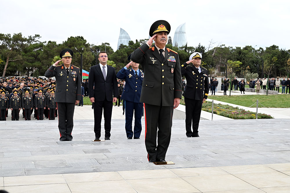 Müdafiə Nazirliyinin kollektivi şəhidlərin xatirəsini yad edib (FOTO)