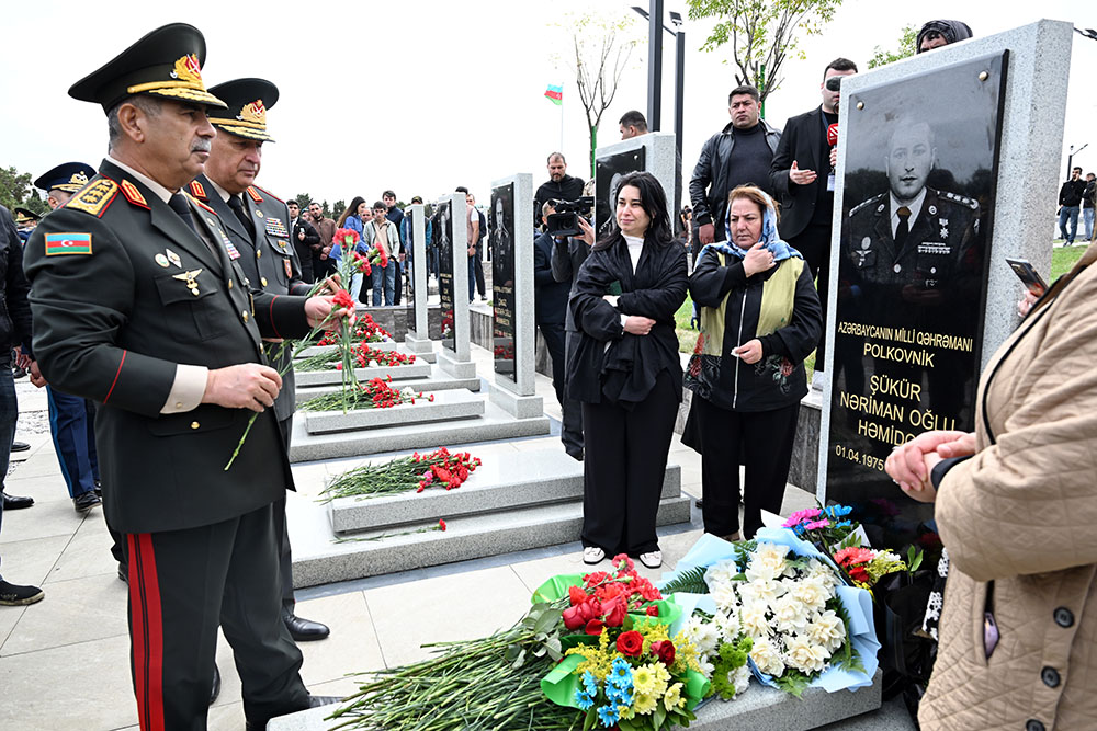 Müdafiə Nazirliyinin kollektivi şəhidlərin xatirəsini yad edib (FOTO)