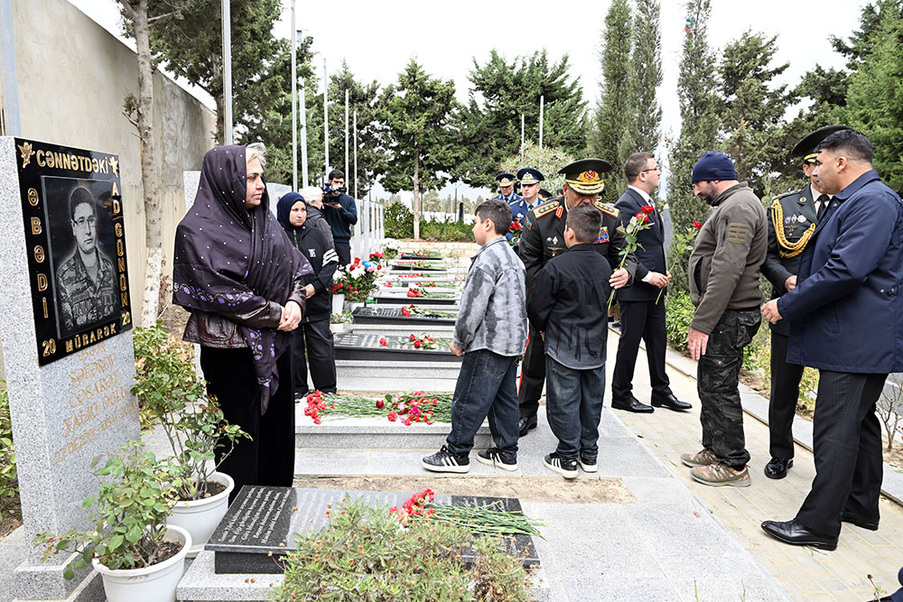 Müdafiə Nazirliyinin kollektivi şəhidlərin xatirəsini yad edib (FOTO)