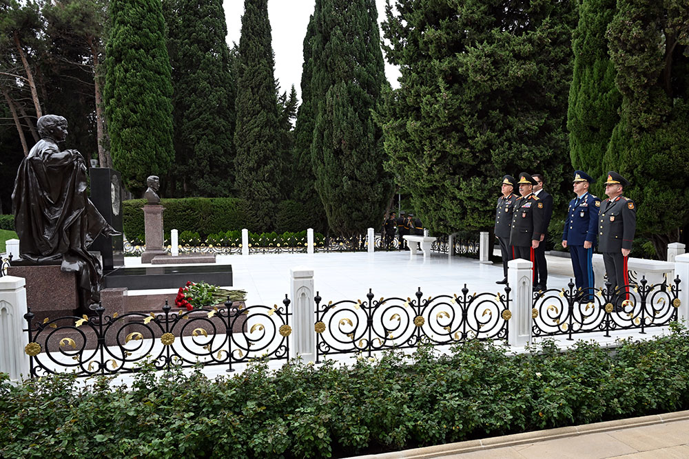 Müdafiə Nazirliyinin kollektivi şəhidlərin xatirəsini yad edib (FOTO)