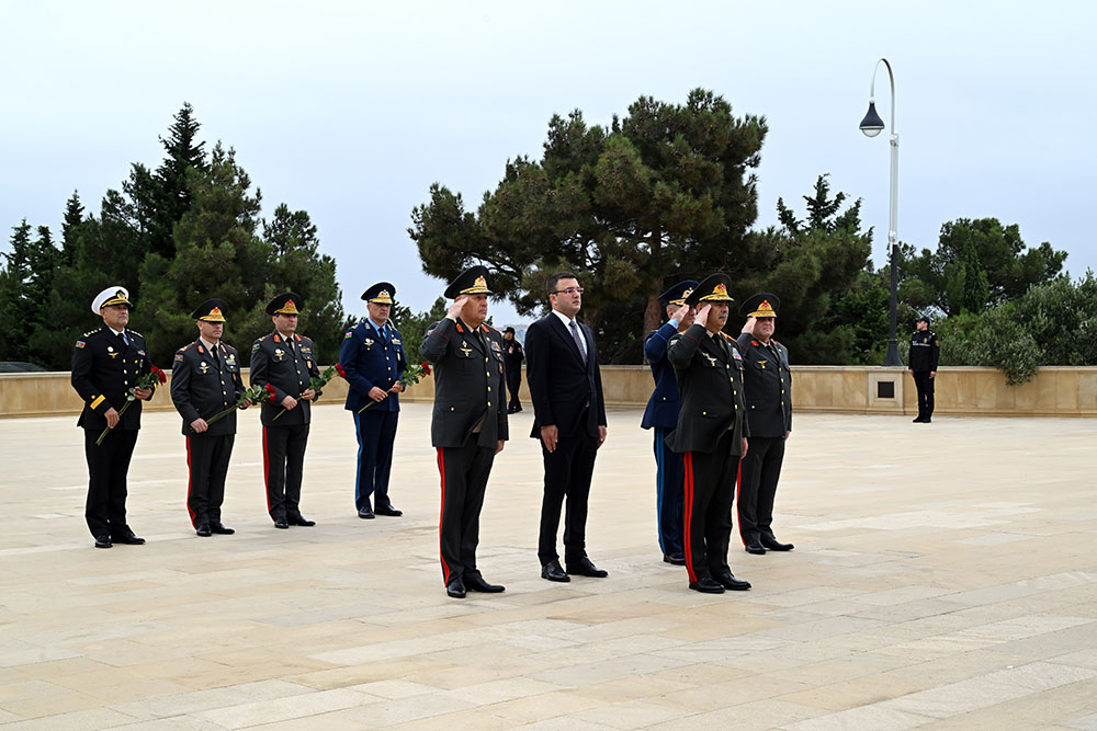 Müdafiə Nazirliyinin kollektivi şəhidlərin xatirəsini yad edib (FOTO)