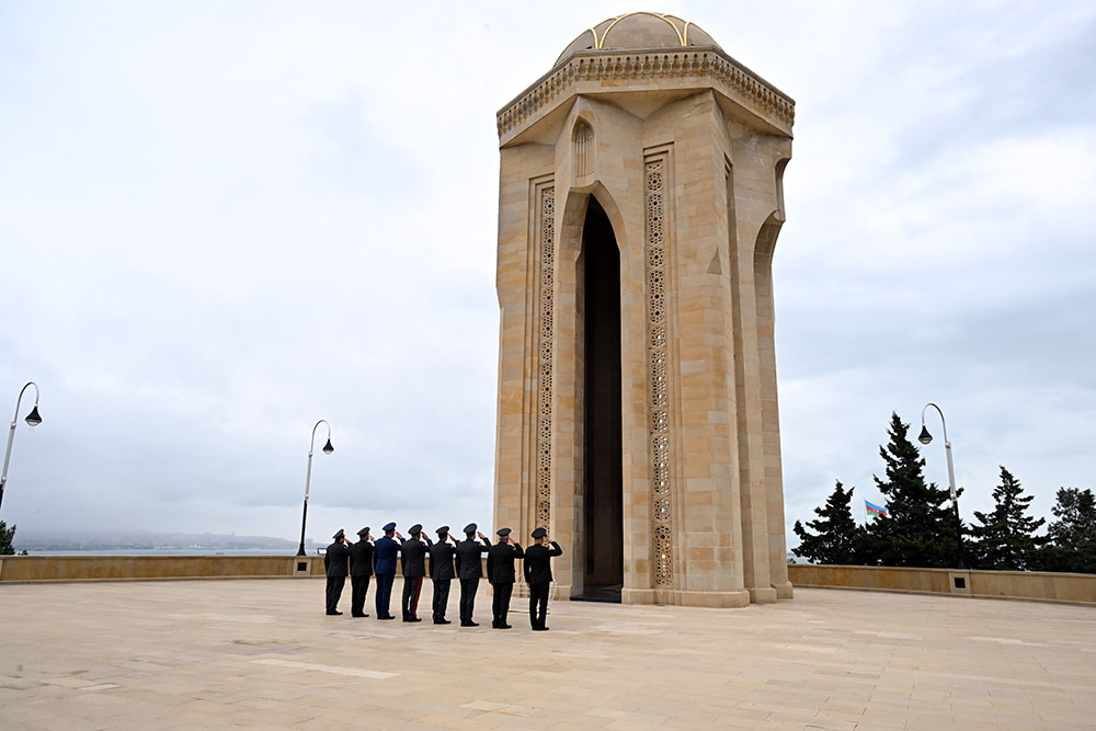 Müdafiə Nazirliyinin kollektivi şəhidlərin xatirəsini yad edib (FOTO)