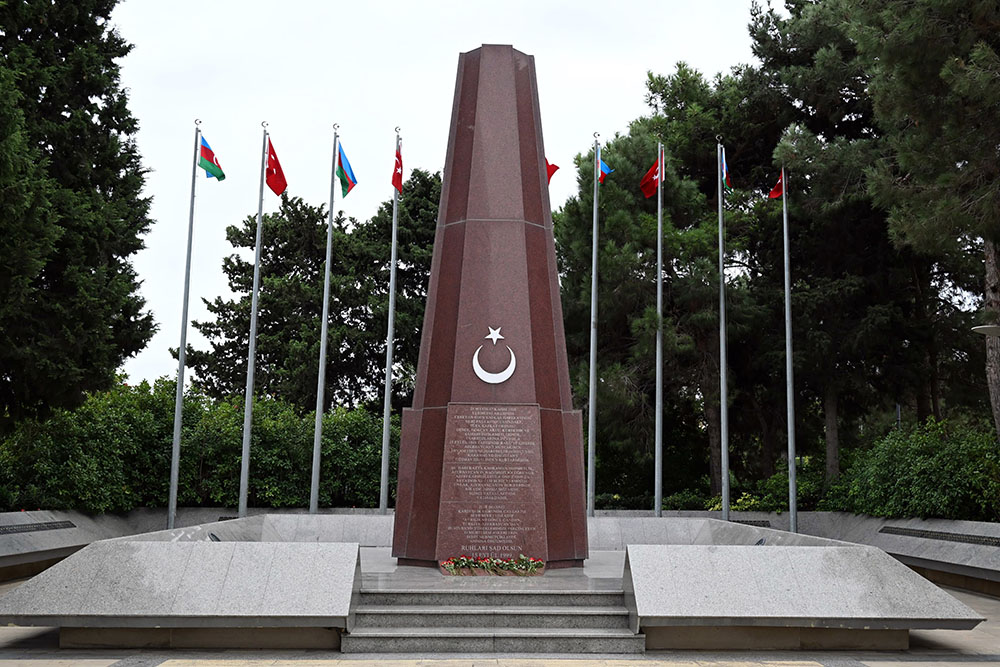 Müdafiə Nazirliyinin kollektivi şəhidlərin xatirəsini yad edib (FOTO)