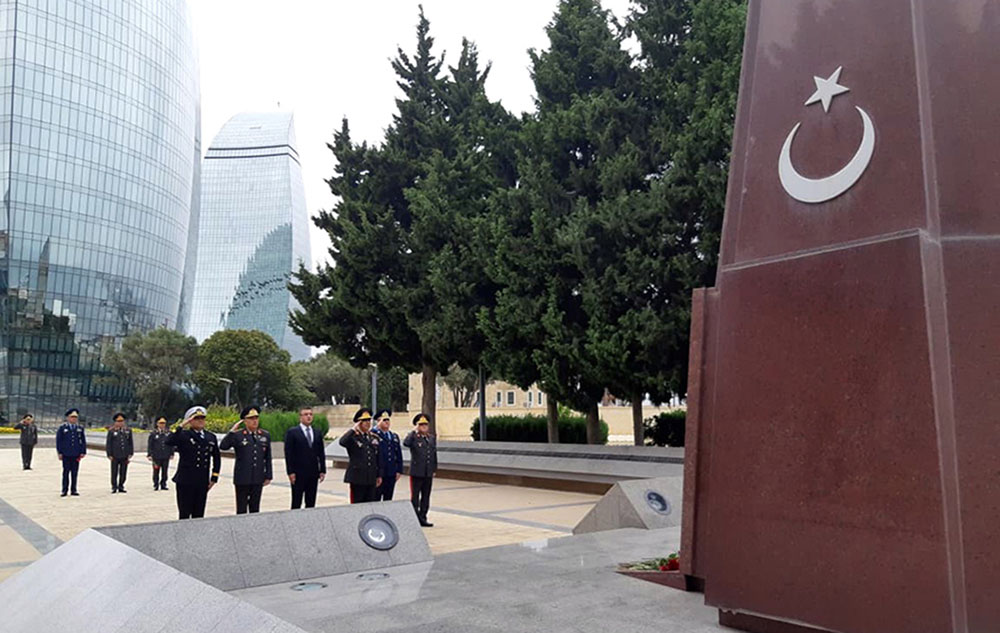 Müdafiə Nazirliyinin kollektivi şəhidlərin xatirəsini yad edib (FOTO)