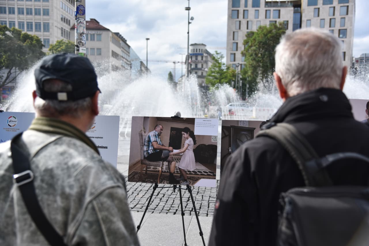 Münhenin mərkəzi meydanında Azərbaycanın mina qurbanlarına dair fotosərgi açılıb (FOTO)