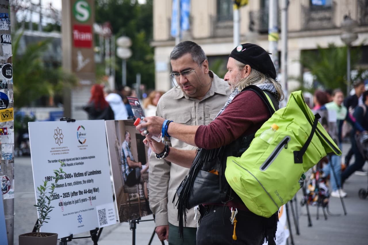 Münhenin mərkəzi meydanında Azərbaycanın mina qurbanlarına dair fotosərgi açılıb (FOTO)