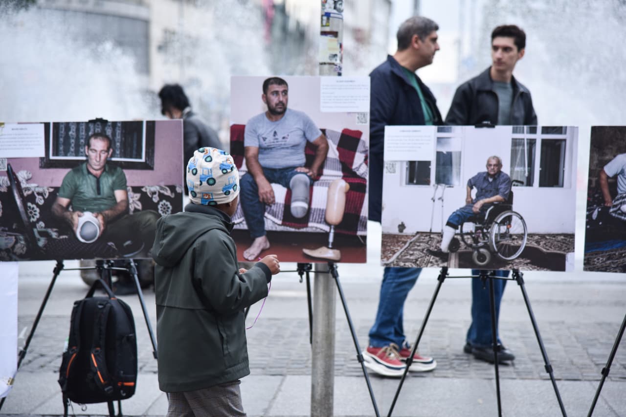 Münhenin mərkəzi meydanında Azərbaycanın mina qurbanlarına dair fotosərgi açılıb (FOTO)