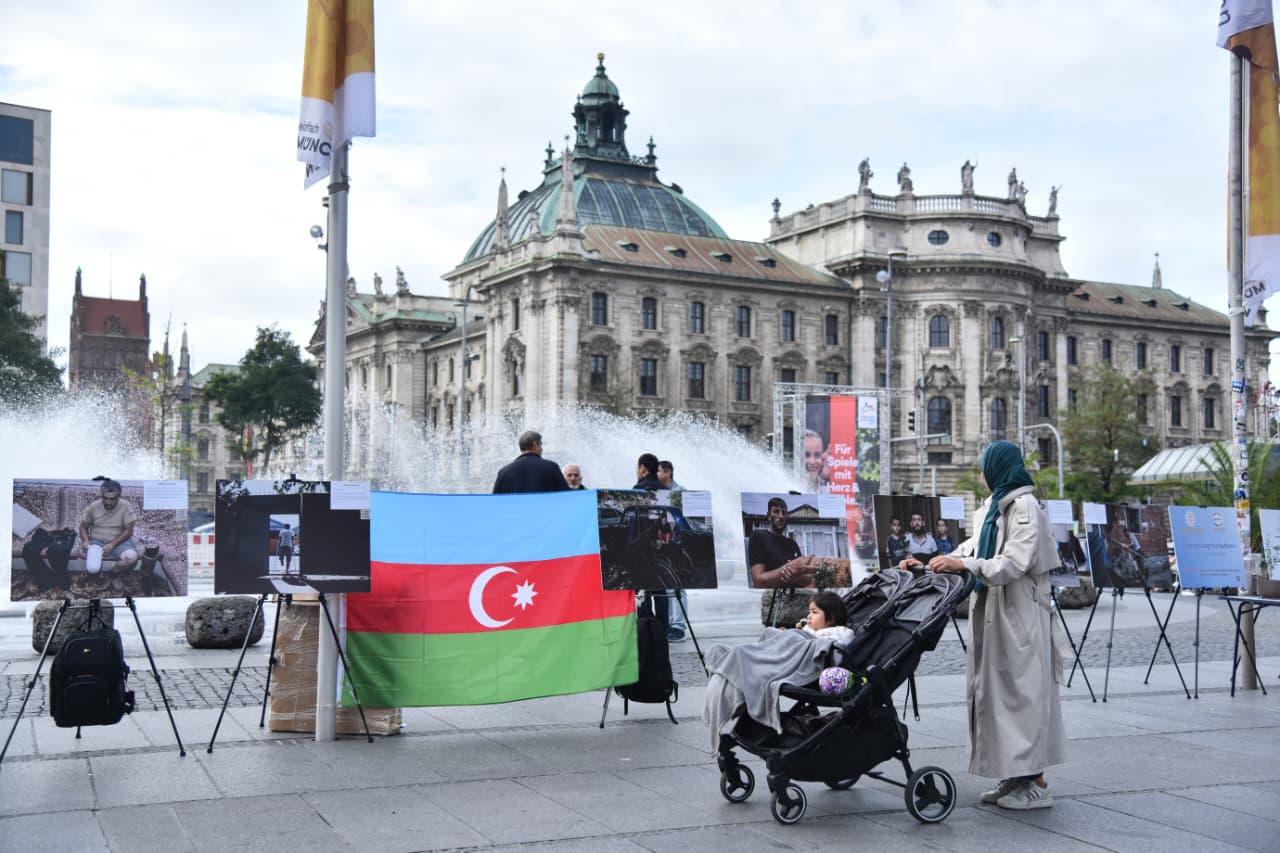 Münhenin mərkəzi meydanında Azərbaycanın mina qurbanlarına dair fotosərgi açılıb (FOTO)