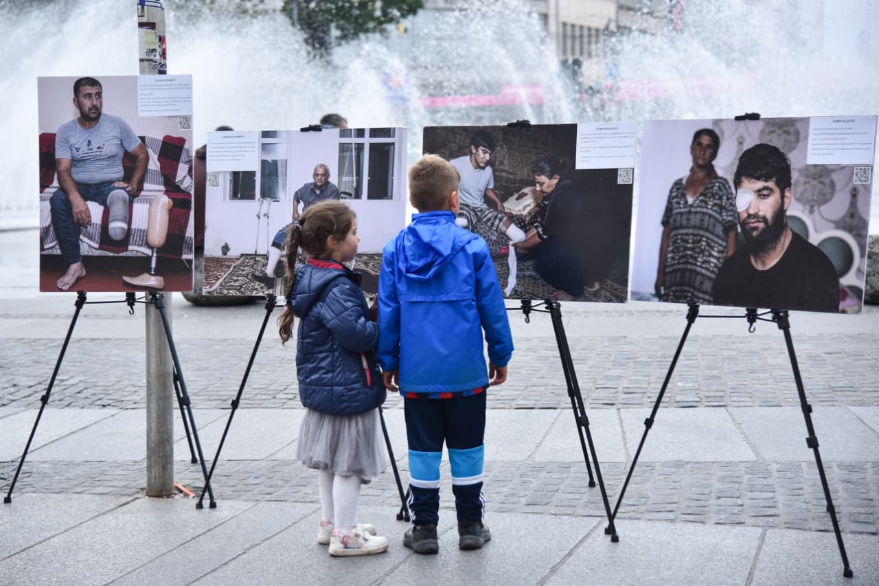Münhenin mərkəzi meydanında Azərbaycanın mina qurbanlarına dair fotosərgi açılıb (FOTO)