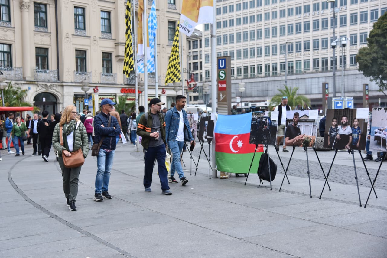 Münhenin mərkəzi meydanında Azərbaycanın mina qurbanlarına dair fotosərgi açılıb (FOTO)