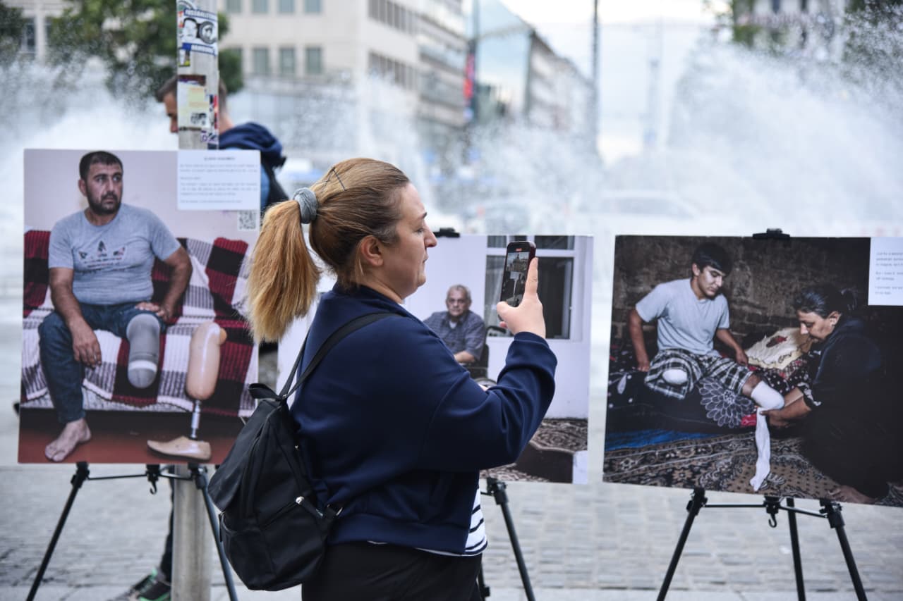 Münhenin mərkəzi meydanında Azərbaycanın mina qurbanlarına dair fotosərgi açılıb (FOTO)