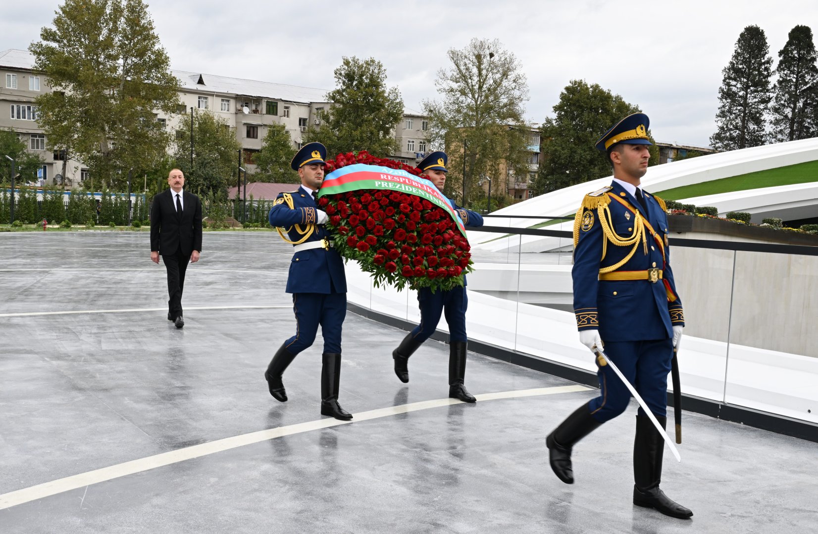 Prezident İlham Əliyev Anım Günü ilə əlaqədar Vətən müharibəsi şəhidlərinin xatirəsini bir dəqiqəlik sükutla yad edib (FOTO)