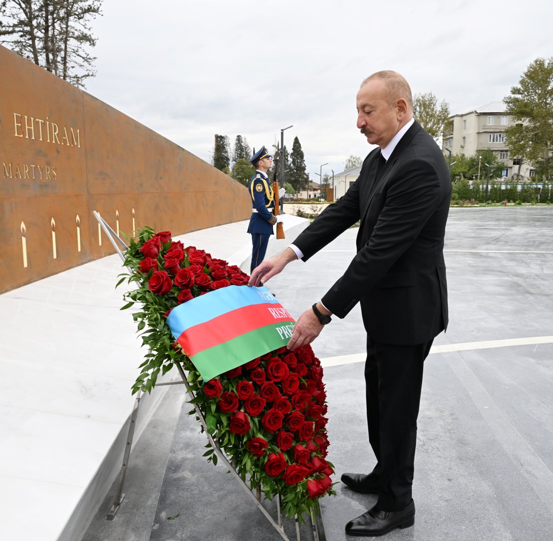 Prezident İlham Əliyev Anım Günü ilə əlaqədar Vətən müharibəsi şəhidlərinin xatirəsini bir dəqiqəlik sükutla yad edib (FOTO)