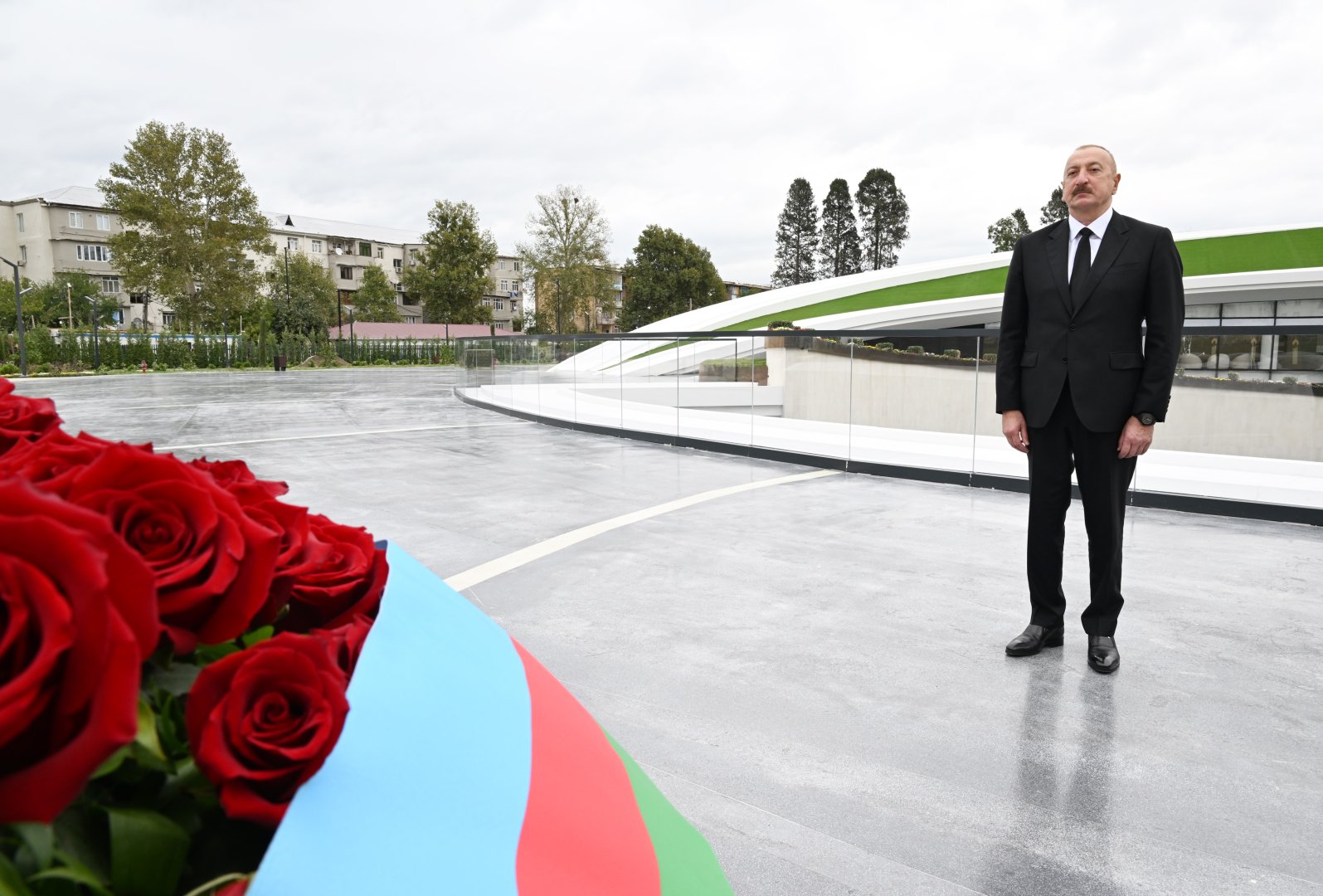 Prezident İlham Əliyev Anım Günü ilə əlaqədar Vətən müharibəsi şəhidlərinin xatirəsini bir dəqiqəlik sükutla yad edib (FOTO)