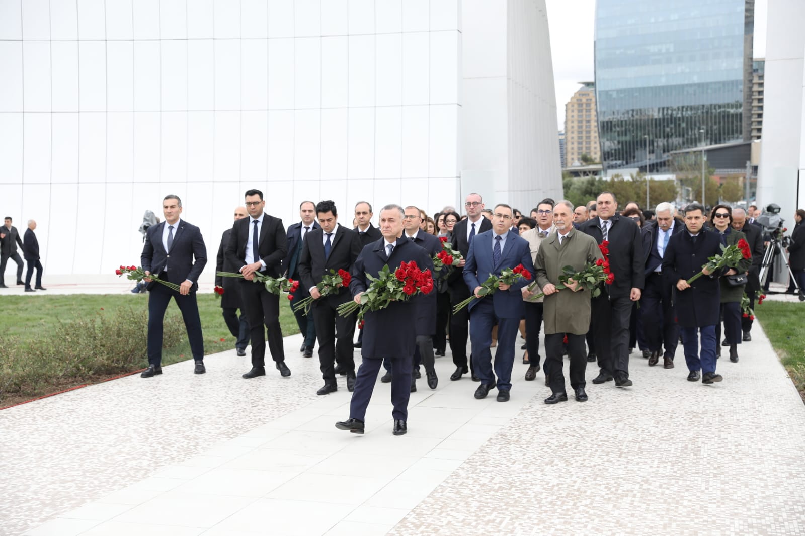 Səhiyyə Nazirliyinin rəhbərliyi və kollektivi Zəfər parkını ziyarət edib (FOTO)
