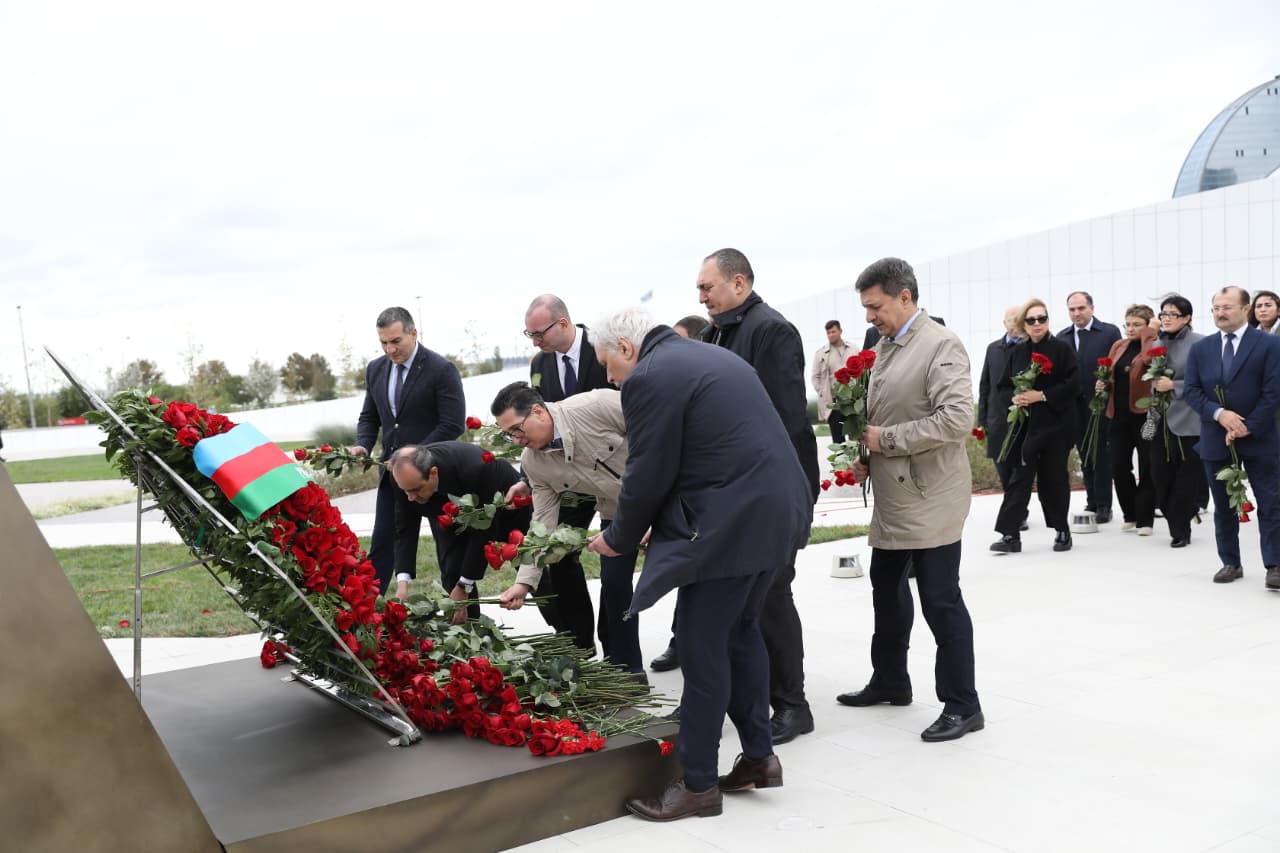 Səhiyyə Nazirliyinin rəhbərliyi və kollektivi Zəfər parkını ziyarət edib (FOTO)