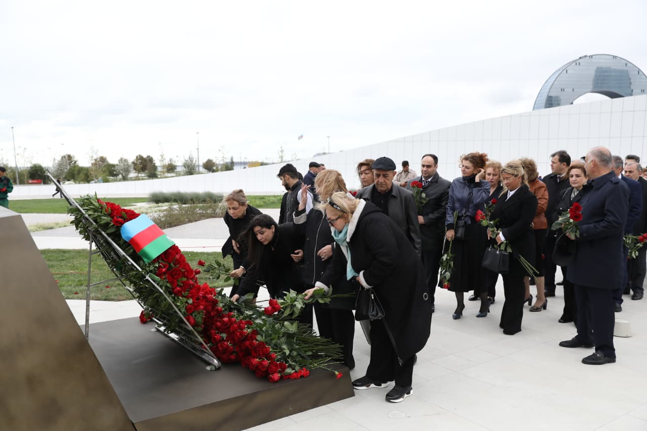 Səhiyyə Nazirliyinin rəhbərliyi və kollektivi Zəfər parkını ziyarət edib (FOTO)