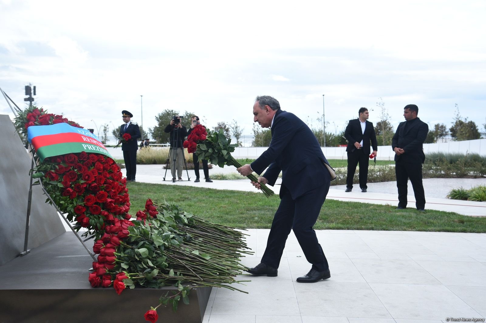 Dövlət və hökumət rəsmiləri Zəfər parkını ziyarət edirlər (FOTO)