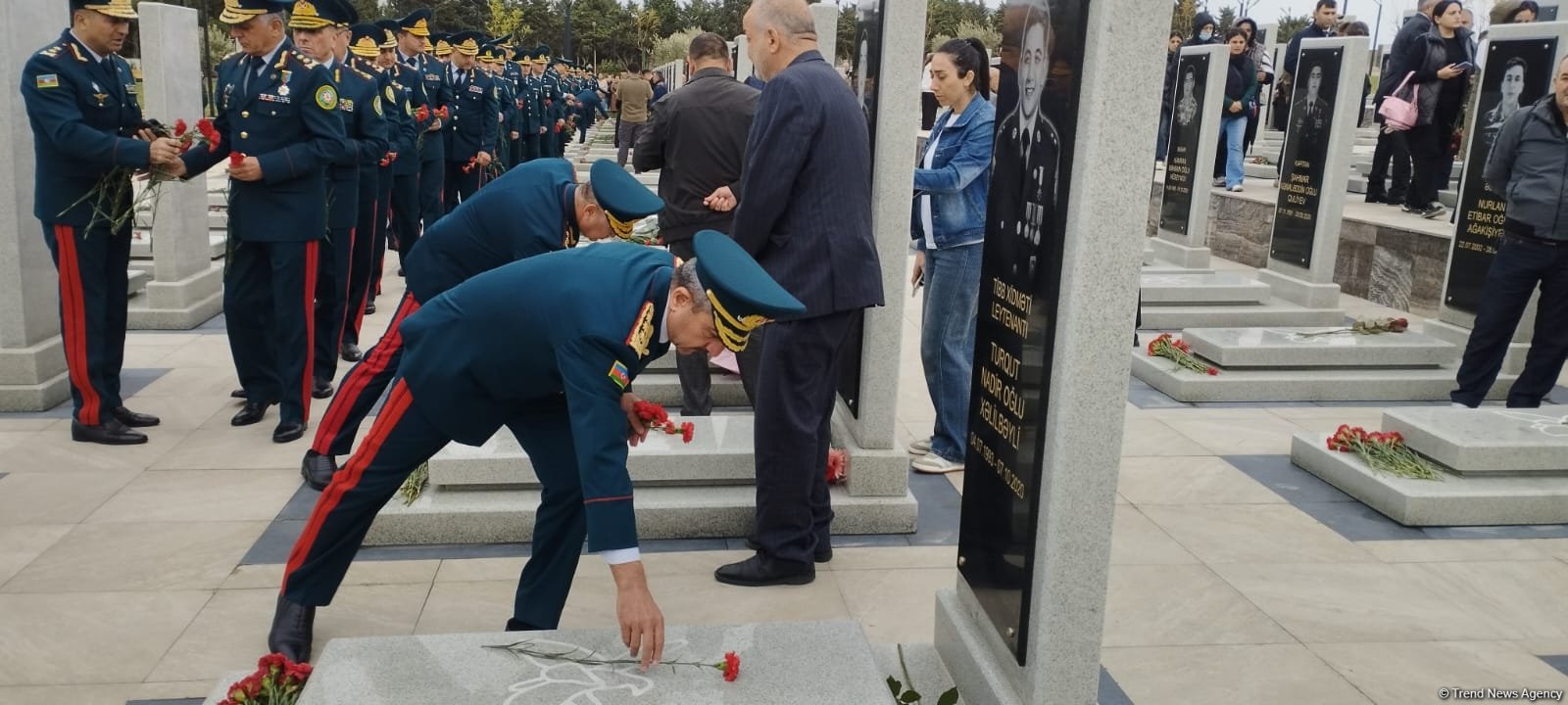 Azərbaycan xalqı qəhrəman şəhidlərini anır (FOTO)