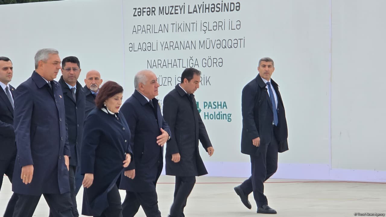 Dövlət və hökumət rəsmiləri Zəfər parkını ziyarət edirlər (FOTO)
